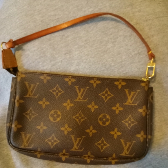 Louis Vuitton Pochette Monogram W/strap - Picture 2 of 13